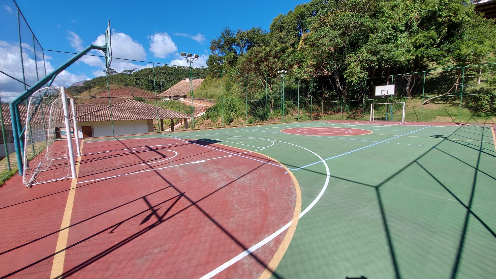 Quadras poliesportiva, tnis de cimento e saibro e futebol