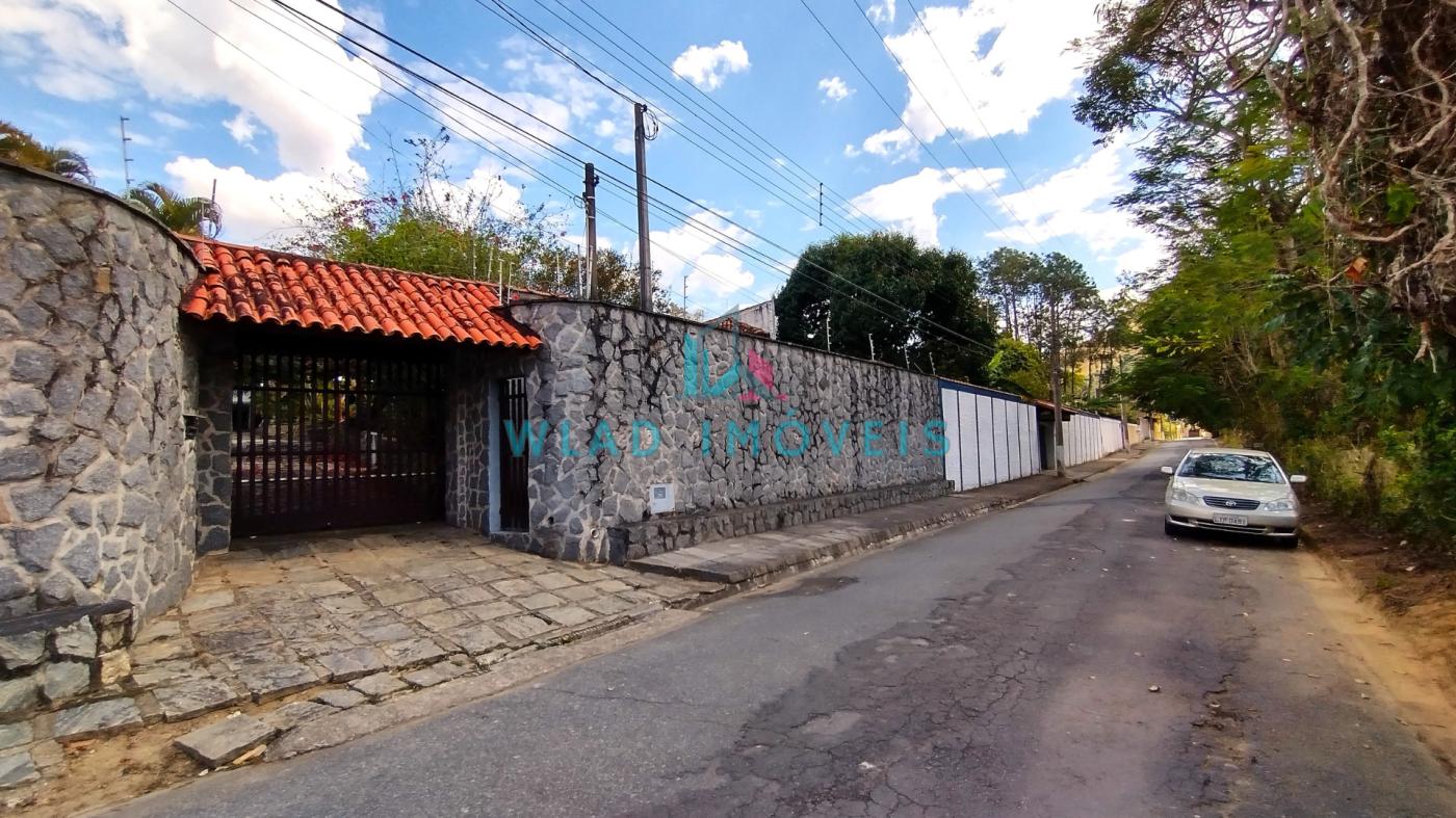 Casa localizada em rua tranquila