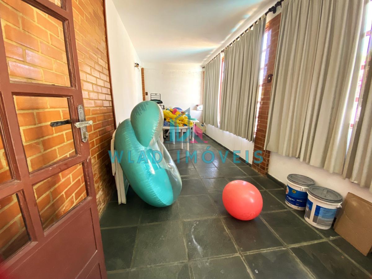 Sala de ginástica na área da piscina