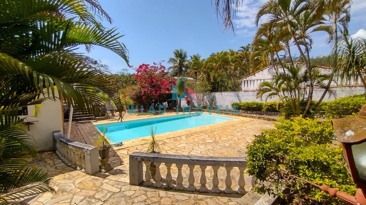 Amplo jardim e área da piscina
