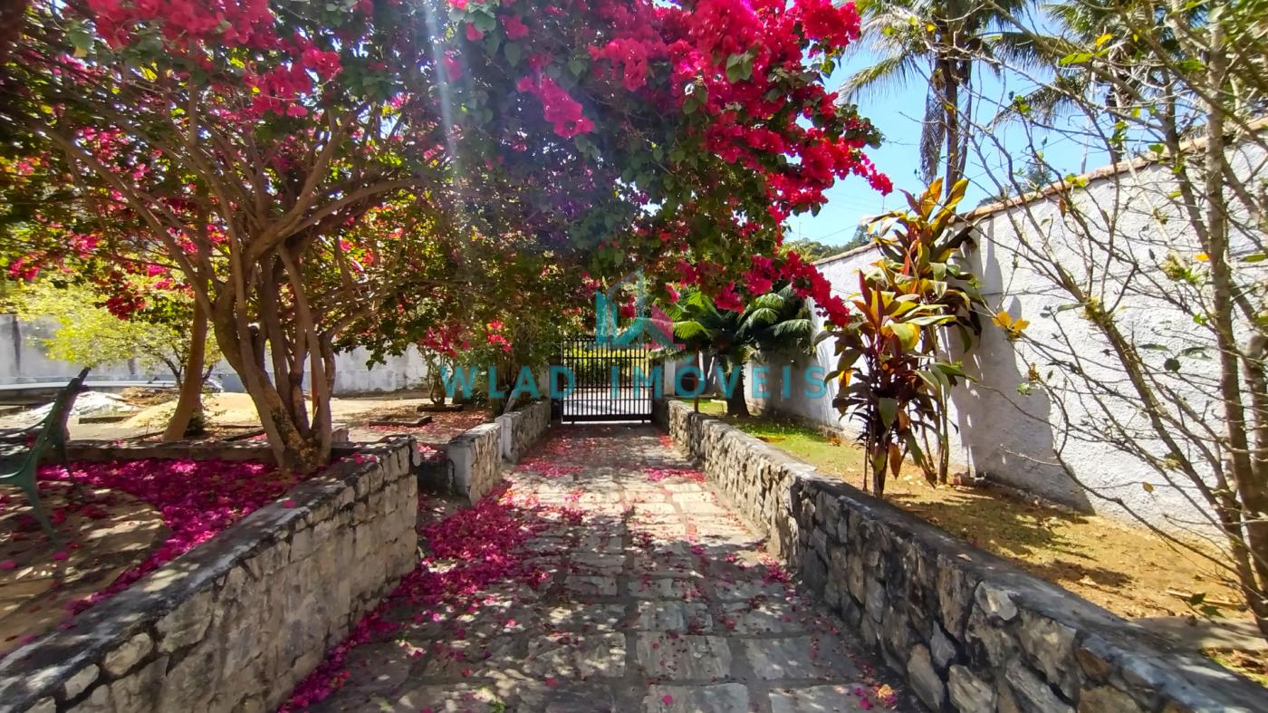 Amplo jardim e área da piscina