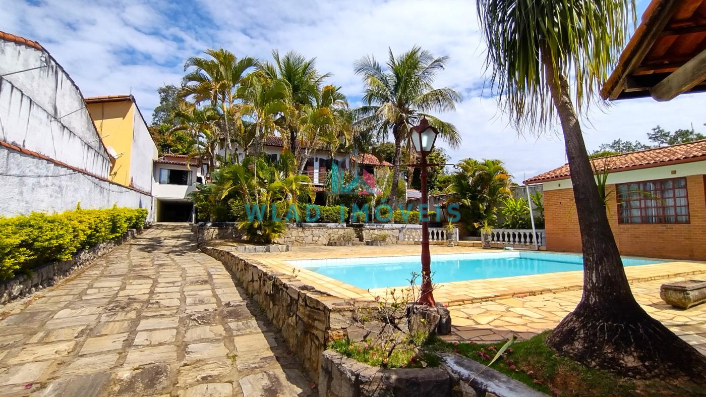 Amplo jardim e área da piscina