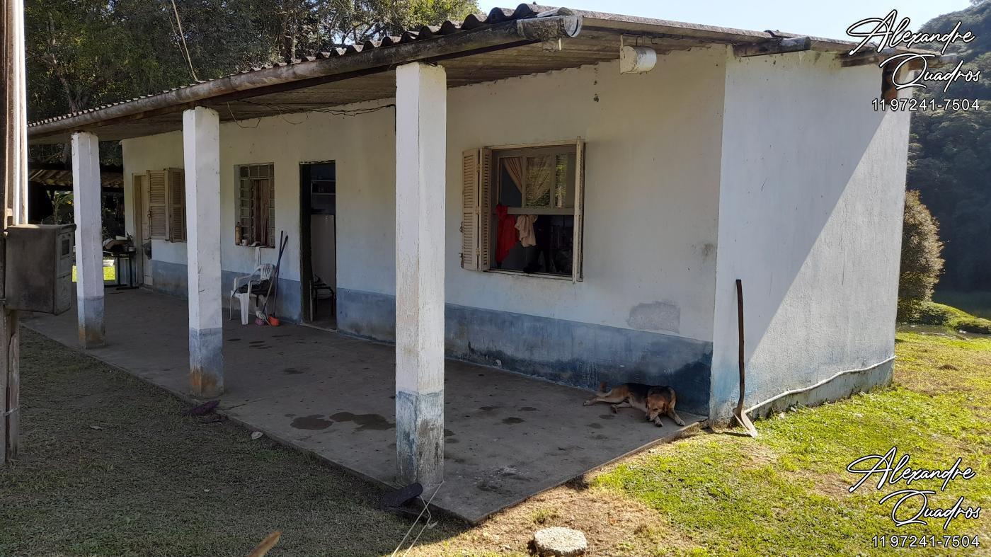 Casa de caseiro com 2q, sala, cozinha - Ao lado da porteira