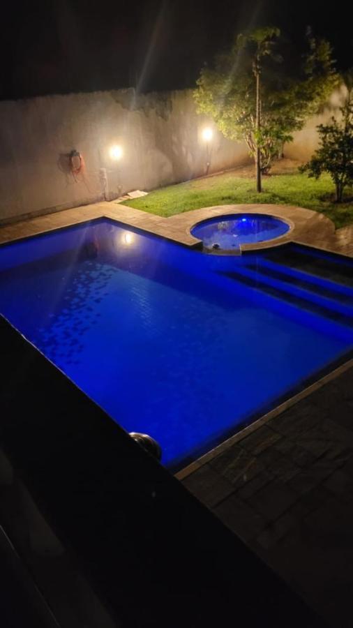Vista noturna da piscina