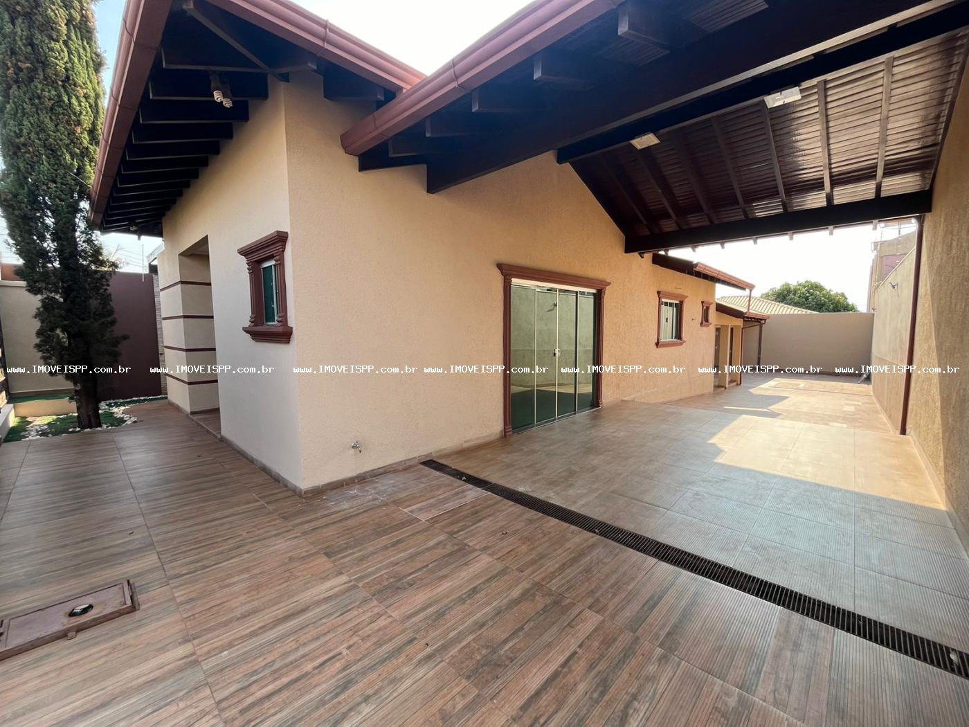 Fachada e garagem
