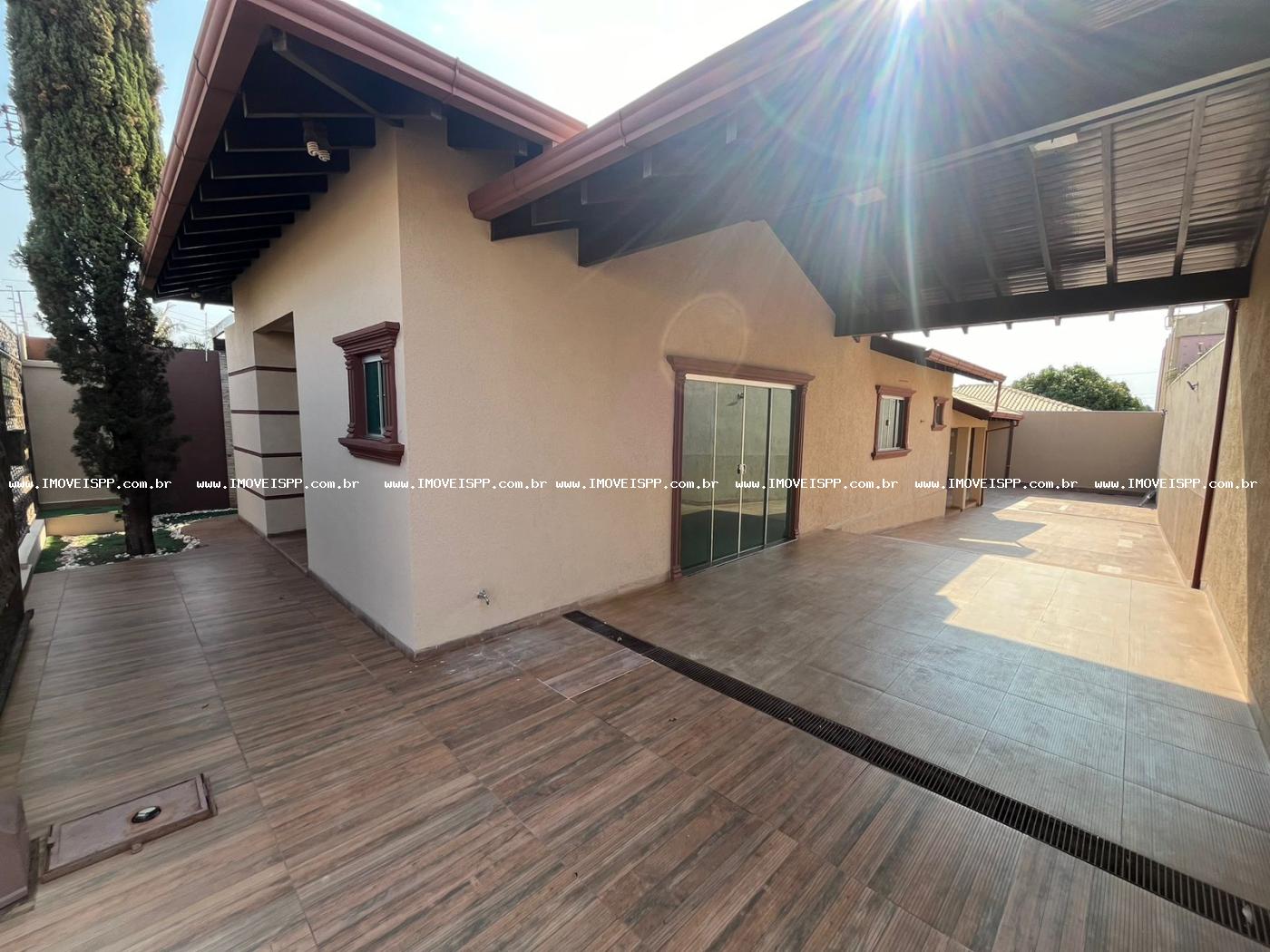 Fachada e garagem