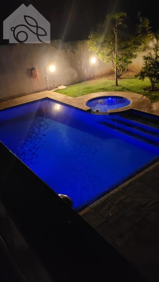 Vista noturna da piscina