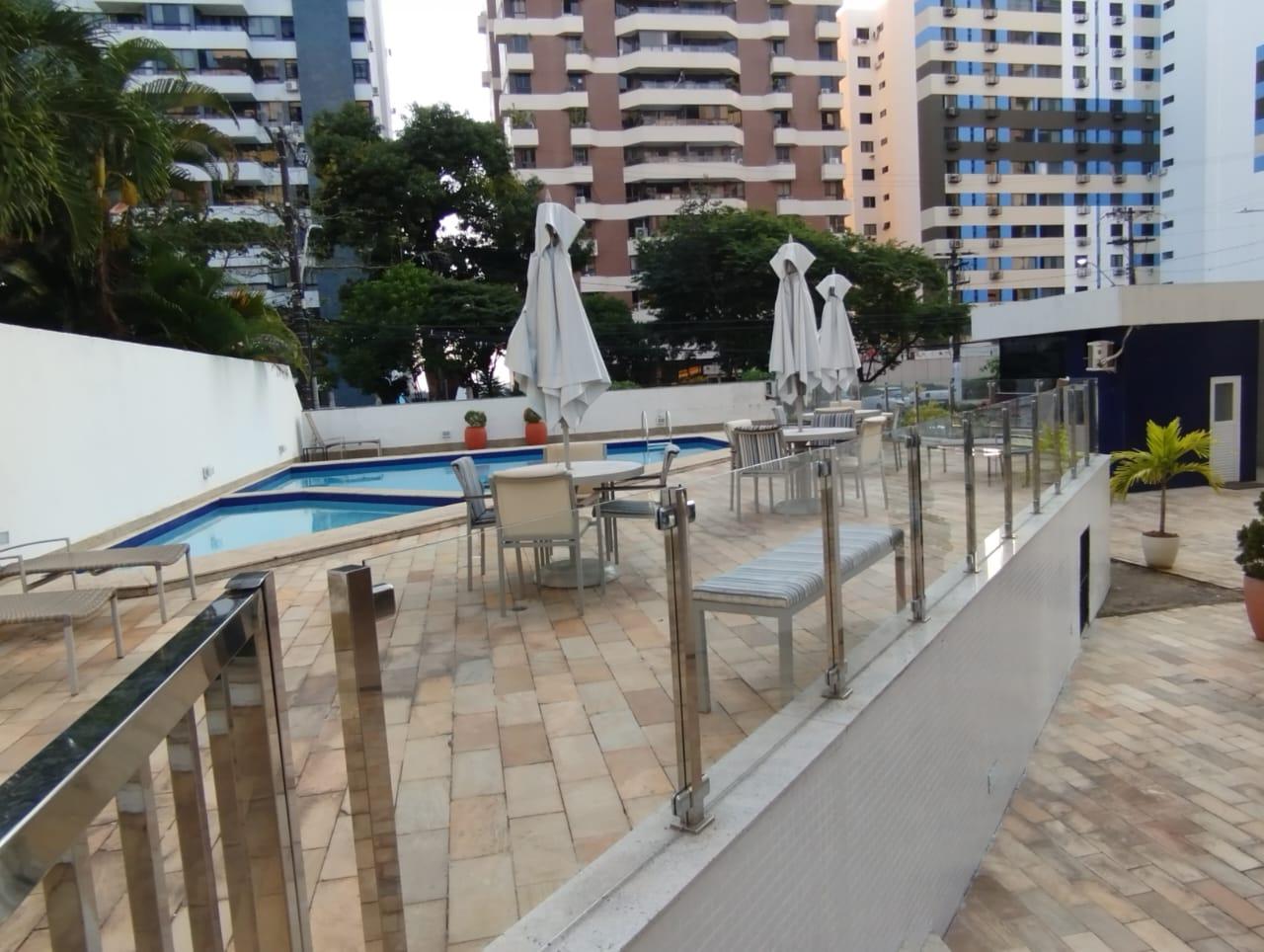 PISCINA COM DECK