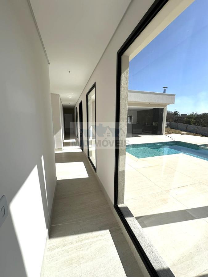 CORREDOR CASA COM LINDA VISTA E ACESSO PORTA  DIRETO PISCINA