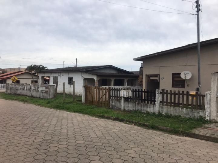 CASA BRANCA E CASA MARROM NO MESMO TERRENO.