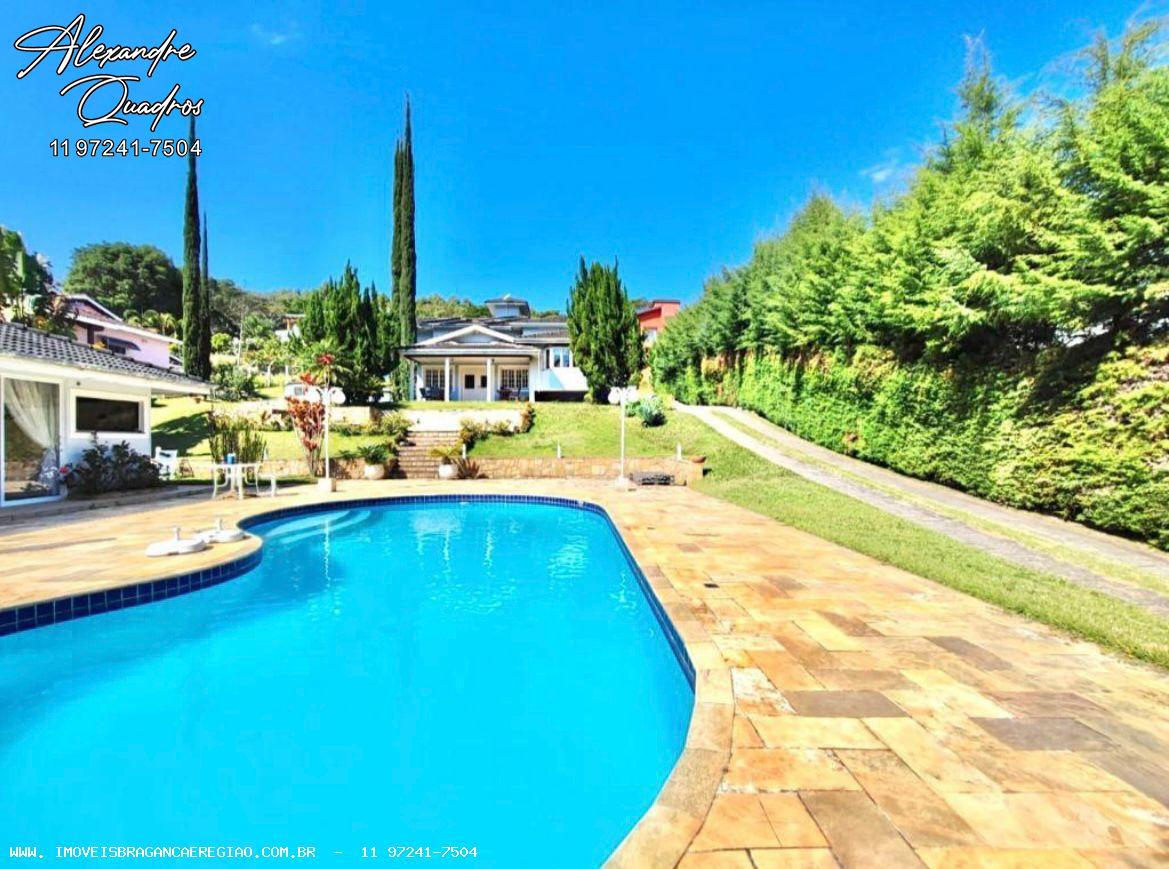 Vista da piscina com casa ao fundo. VEnha morar no Rosario de Ftima.