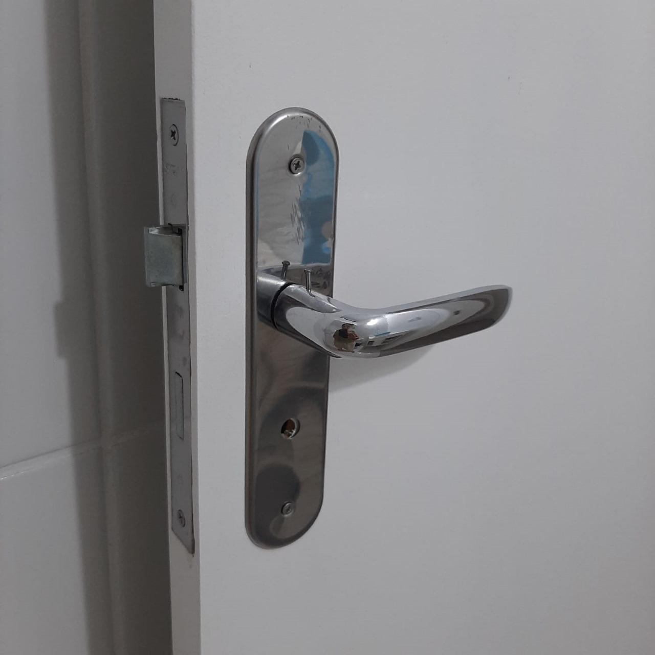 PORTAS E FERRAGENS NOVAS