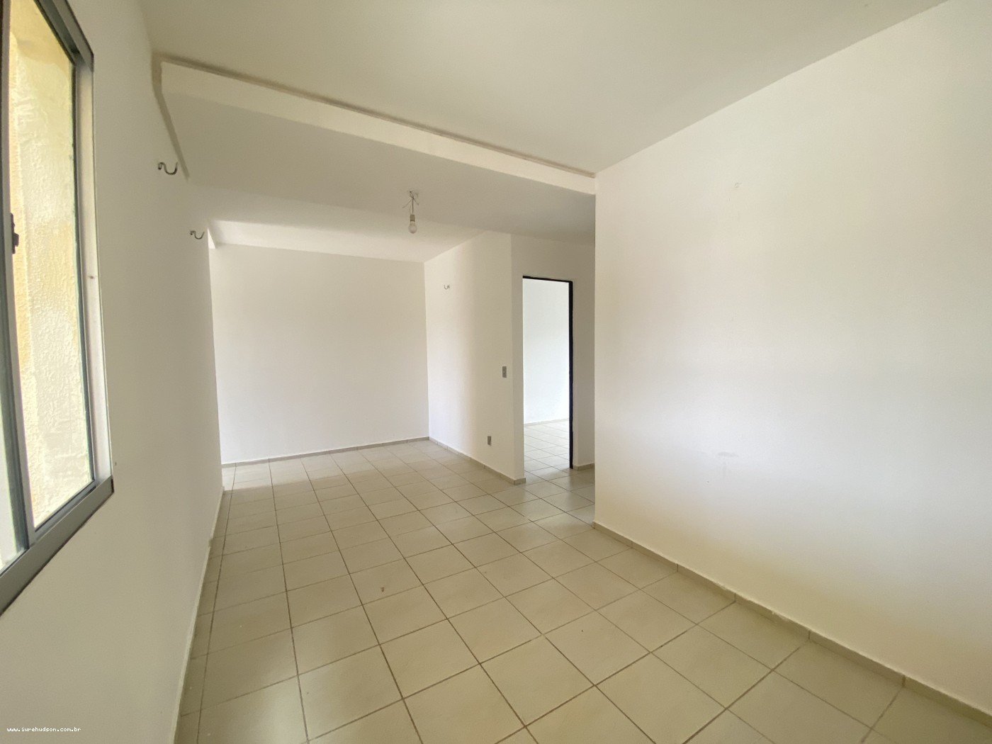 Sala do apartamento de 2 quartos para alugar