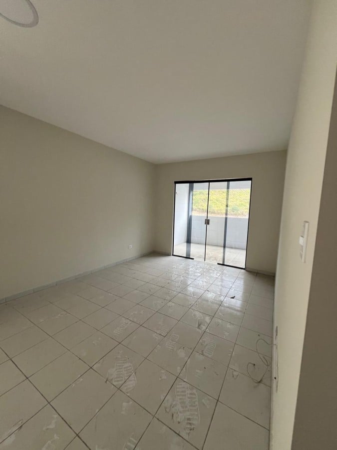 SALA COM ACESSO A VARANDA