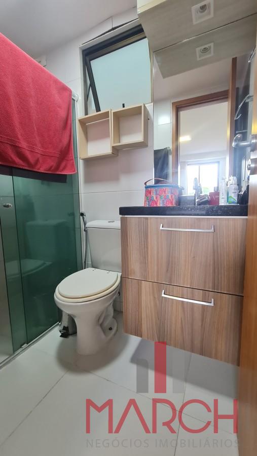 banheiro com armrio, boxe e espelho