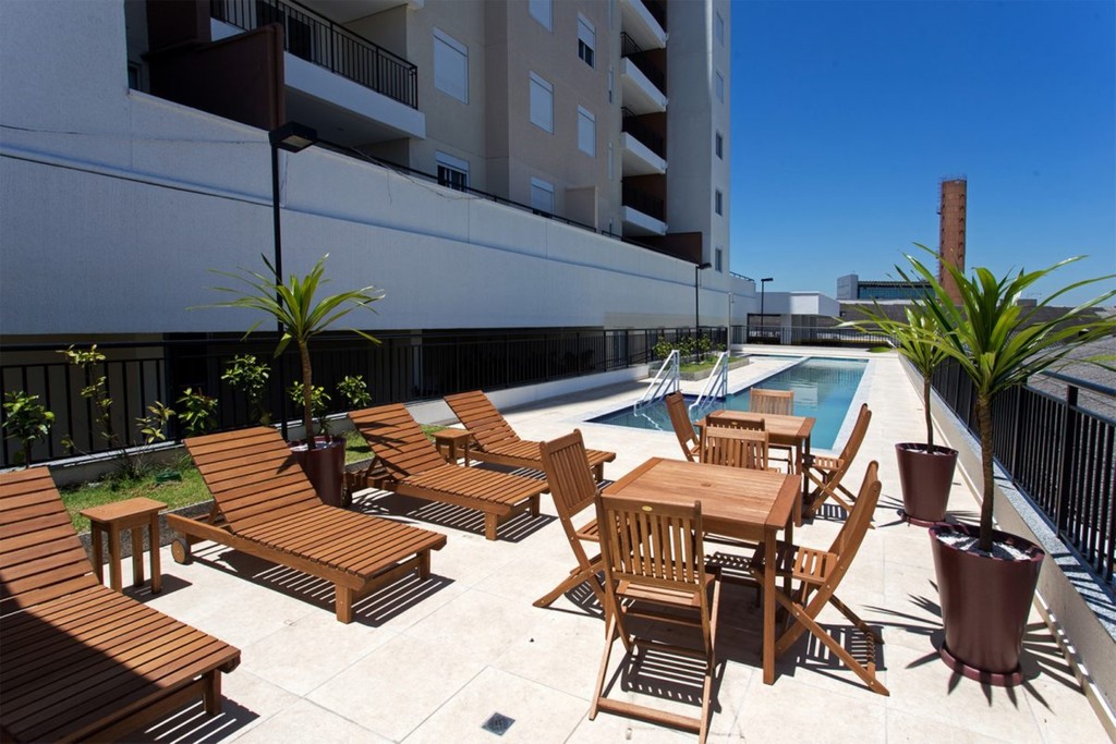 Piscina com solarium