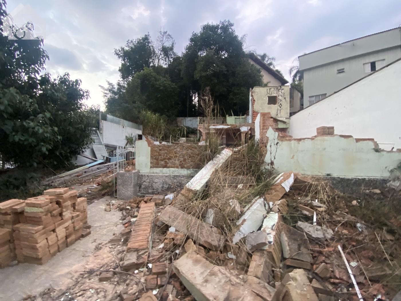 Construo antiga em demolio