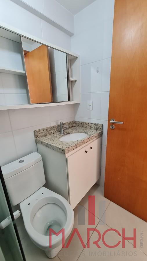 banheiro com armrio e espelho