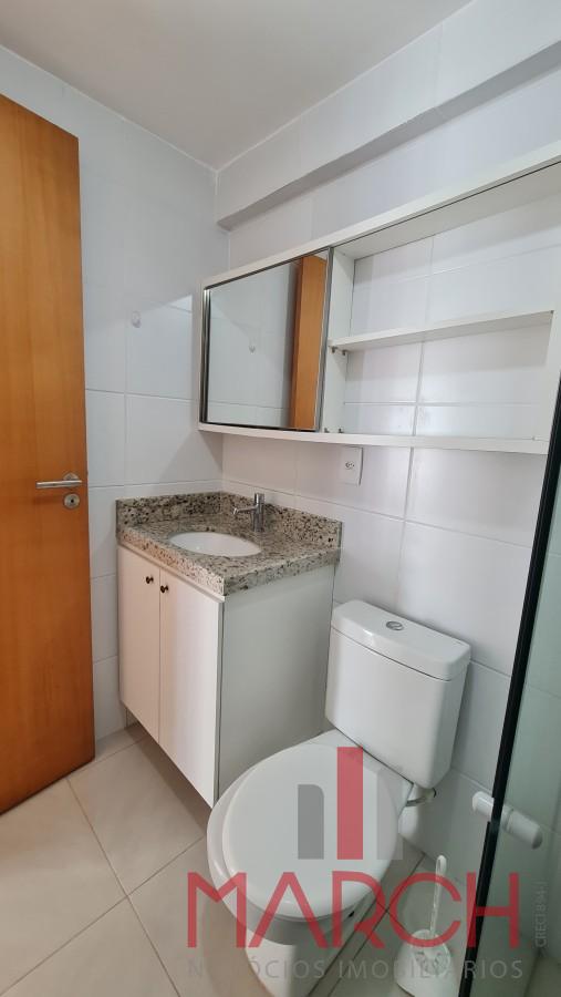 banheiro com armrio e espelho