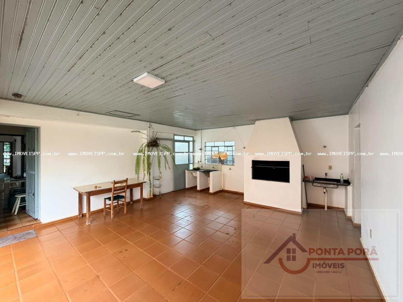 Área de churrasqueira e garagem