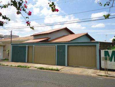 Casa para Venda, em Araguari, bairro Industrial, 3 dormitórios, 3 banheiros, 1 suíte, 8 vagas