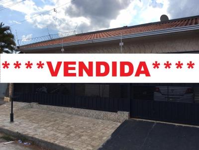 Casa para Venda, em Ourinhos, bairro CDHU, 3 dormitrios, 1 banheiro, 1 sute, 2 vagas