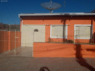 Casa para Venda, em Poços de Caldas, bairro Jardim Itamaraty II, 2 dormitórios, 1 banheiro, 1 vaga
