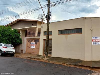 Casa para Venda, em Adamantina, bairro Centro, 3 dormitórios, 1 banheiro, 2 suítes, 2 vagas