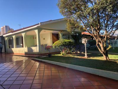 Casa para Venda, em Campo Mouro, bairro Centro, 3 dormitrios, 2 banheiros, 1 sute, 4 vagas