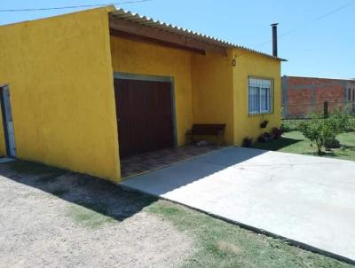 Casa para Venda, em Santa Vitória do Palmar, bairro VITORIENSE, 2 dormitórios, 2 banheiros, 2 vagas