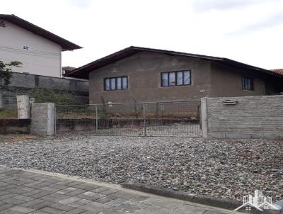 Casa para Venda, em Joinville, bairro Petrpolis, 5 dormitrios, 3 banheiros, 1 vaga