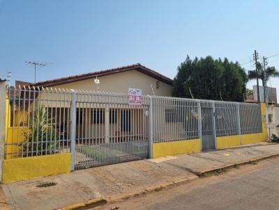 Casa para Loca��o, em C�ceres, bairro Centro, 3 dormit�rios, 1 banheiro, 1 su�te, 2 vagas