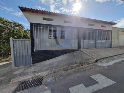 Casa para Locao, em Alfenas, bairro Vila Teixeira, 3 dormitrios, 1 banheiro, 1 sute, 2 vagas