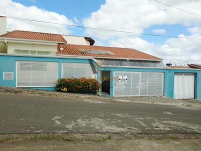 Casa para Venda, em Alfenas, bairro Residencial Oliveira, 3 dormitrios, 3 banheiros, 1 sute, 4 vagas