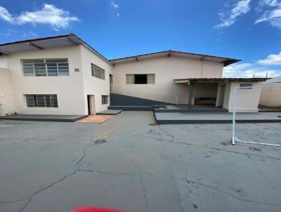 Casa para Venda, em Patos de Minas, bairro Aurelio Caixeta, 3 dormitrios, 1 banheiro, 1 sute, 2 vagas