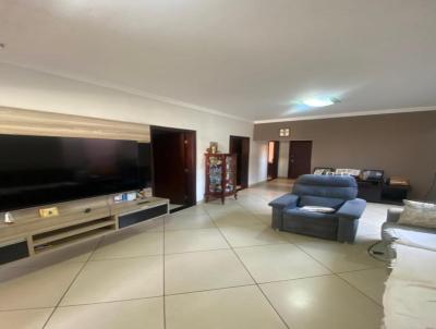 Casa para Venda, em Patos de Minas, bairro Centro, 4 dormitrios, 2 banheiros, 3 vagas