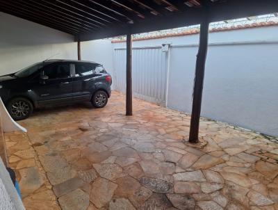 Casa para Venda, em Uberlndia, bairro Santa Mnica, 3 dormitrios, 1 banheiro, 1 sute, 3 vagas