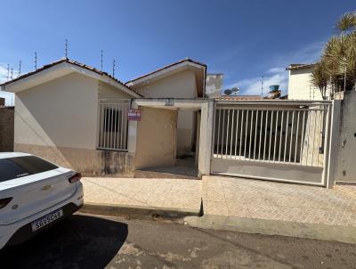 Casa para Venda, em Carmo do Parana�ba, bairro BAIRRO ROSARIO, 3 dormit�rios, 3 banheiros, 1 su�te, 2 vagas