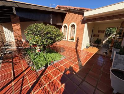 Casa para Venda, em Jaboticabal, bairro Conjunto Habitacional Margarida Raymundo Berchieri, 3 dormit�rios, 2 banheiros, 2 vagas