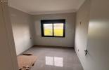 Quarto amplo com janela preta