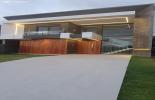 Fachada com bastante concreto e madeira aparente