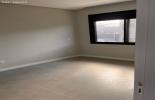Quarto de trs espaoso