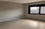 Quarto de trs espaoso