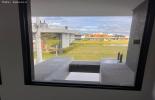 Viso da janela da frente dos vizinhos e do gramado
