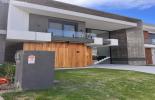 Fachada com bastante concreto e madeira aparente
