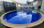 Piscina e lounge para descanso